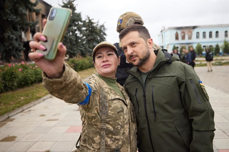 Zelensky visitó a las tropas este miércoles en la ciudad de Izyum, una zona recientemente recuperada.