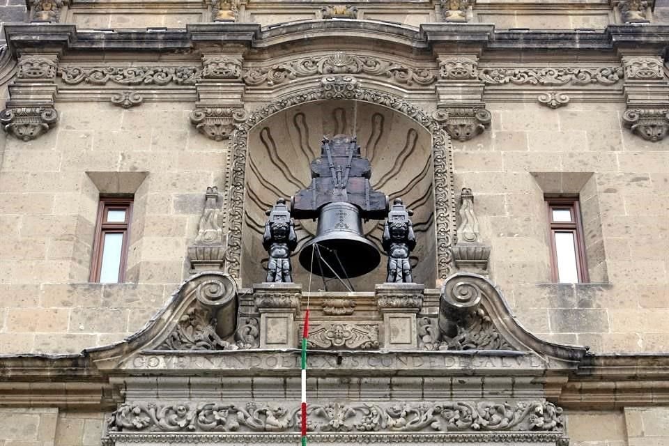 La Campana de Dolores que en cada ceremonia del Grito se hace repicar en Palacio Nacional es la original salvo por el badajo y los atlantes con rasgos de niños que la sostienen.