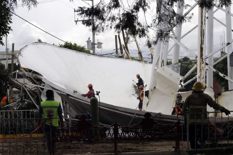 Un tanque gigante de agua se desplomó en Texmelucan, Puebla, lo que dejó un saldo de al menos dos personas muertas.