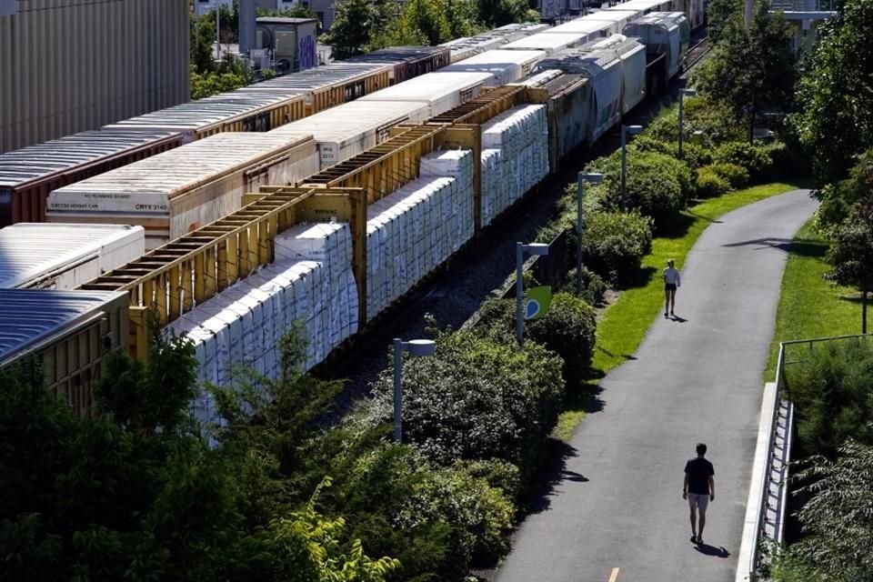 Los acuerdos tentativos de trenes de carga incluyen un aumento salarial del 24 por ciento durante cinco años, de 2020 a 2024, incluido un 14.1 por ciento efectivo de inmediato, así como cinco pagos anuales de mil dólares.