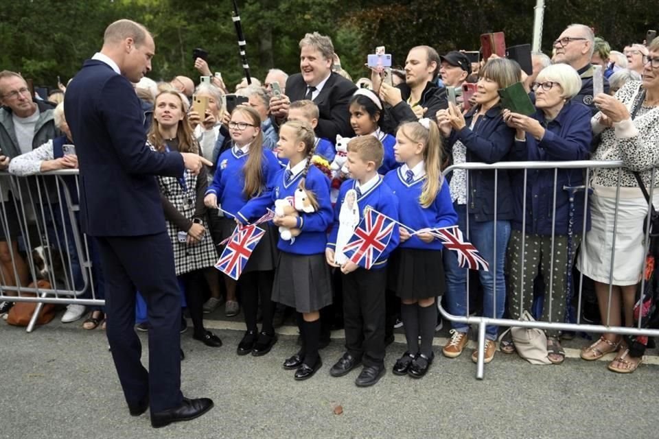 El Príncipe Guillermo platicó con un grupo de niños que asistieron a mostrarle su apoyo.