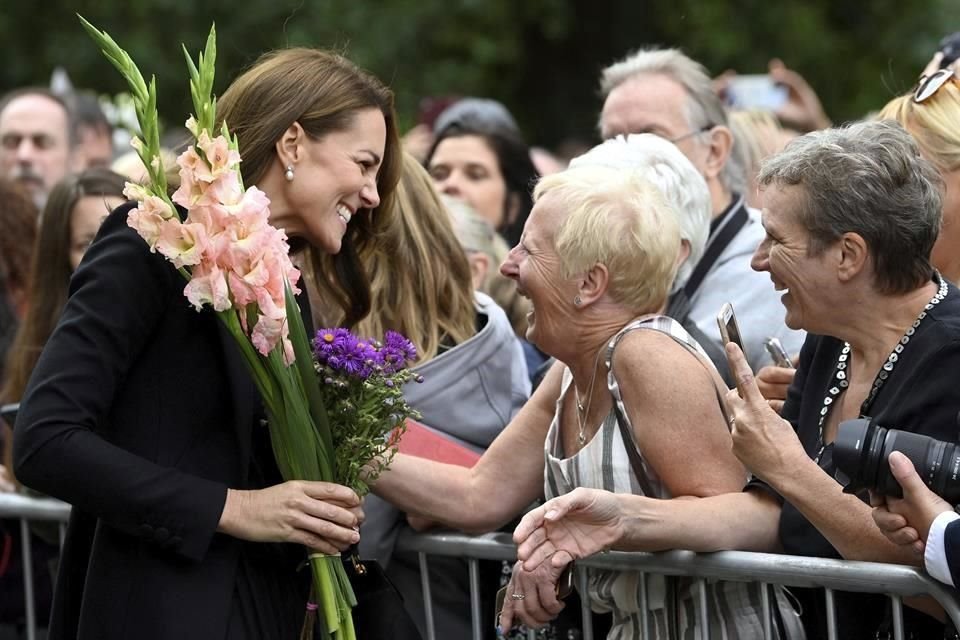 Catalina Middleton también se mostró efusiva con el público que la saludaba.