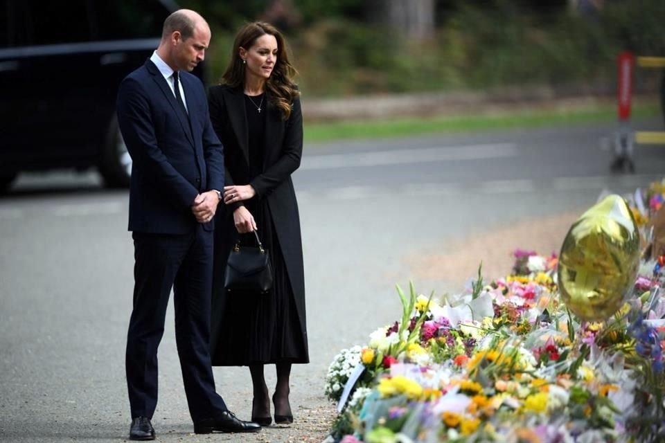 El Príncipe y Princesa de Gales hicieron su primera reaparición en solitario, para los obsequios florales para la Reina Isabel II.