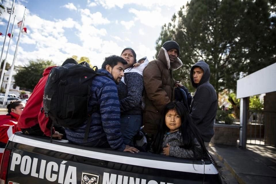 Migrantes que fueron regresados por Estados Unidos viajan en un vehículo de la Policía local, en Nogales, Sonora.