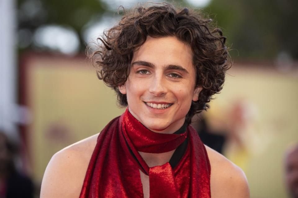 Timothée Chalamet se convierte en el primer hombre en encabezar la edición británica de Vogue en solitario; protagoniza el mes de octubre.