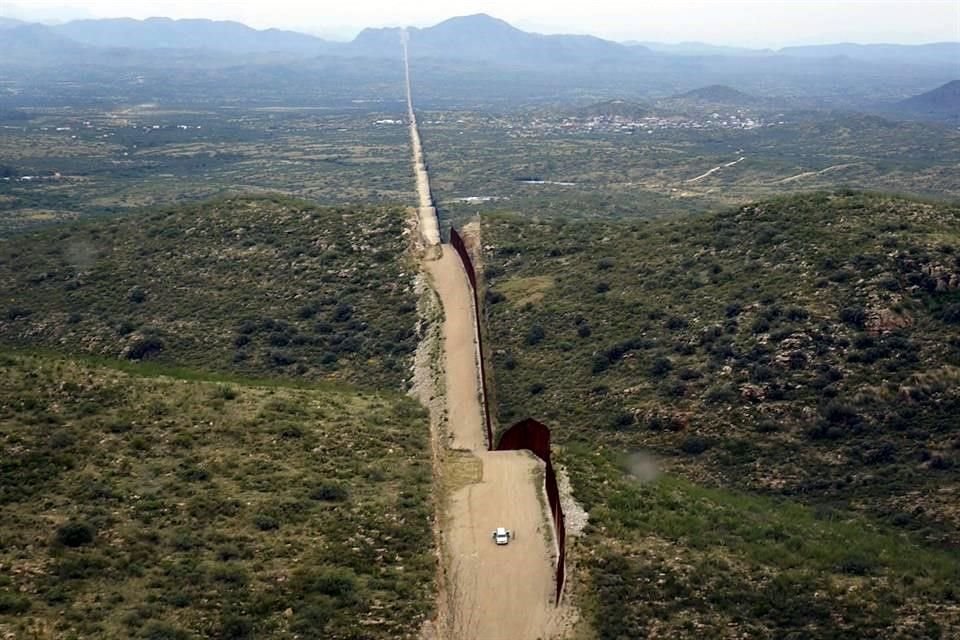 Vista del muro fronterizo que divide Sonora, México, y Arizona, EU.