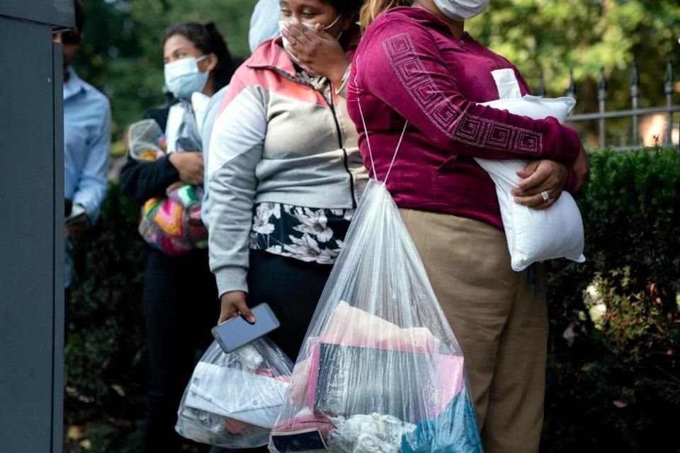 Migrantes, la mayoría de Venezuela, en Washington, cerca de la residencia de Kamala Harris.