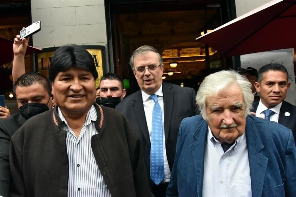 Marcelo Ebrard comió en restaurante de Centro Histórico con ex Presidentes de Bolivia y Uruguay, Evo Morales y José Mujica, previo al Grito.