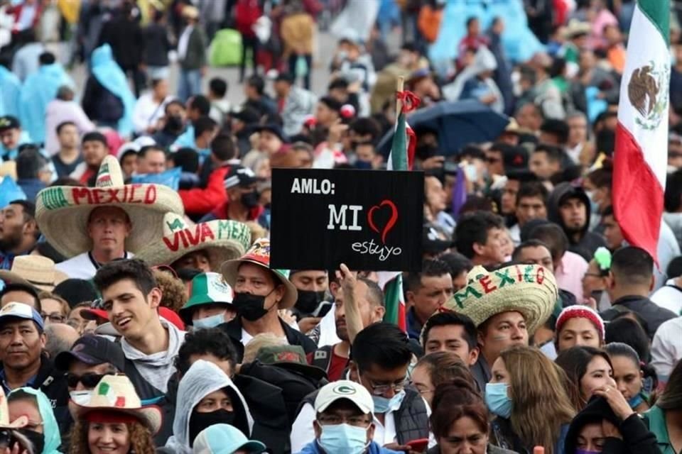 Con sombreros, pancartas y plástico para protegerse de la lluvia, es como pobladores ya esperan en la plancha del Zócalo el Grito y concierto.