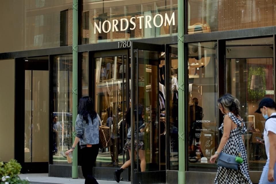 De consumarse la transacción, cuyo cierre es esperado para mediados de 2025, Liverpool será propietaria indirecta del 49.9 por ciento del capital social de Nordstrom, mientras que la familia Nordstrom será dueña indirectamente del 50.1 por ciento.