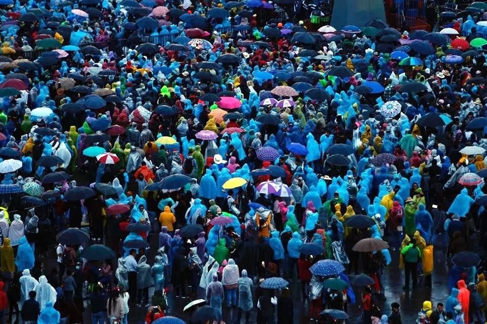 A pesar de la lluvia, las personas preservaron su lugar cubiertos con paraguas e impermeables.