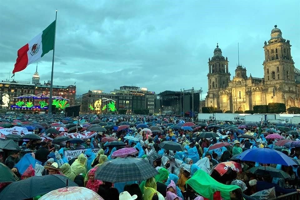 Personas de varios estados del País llegaron horas antes del evento.