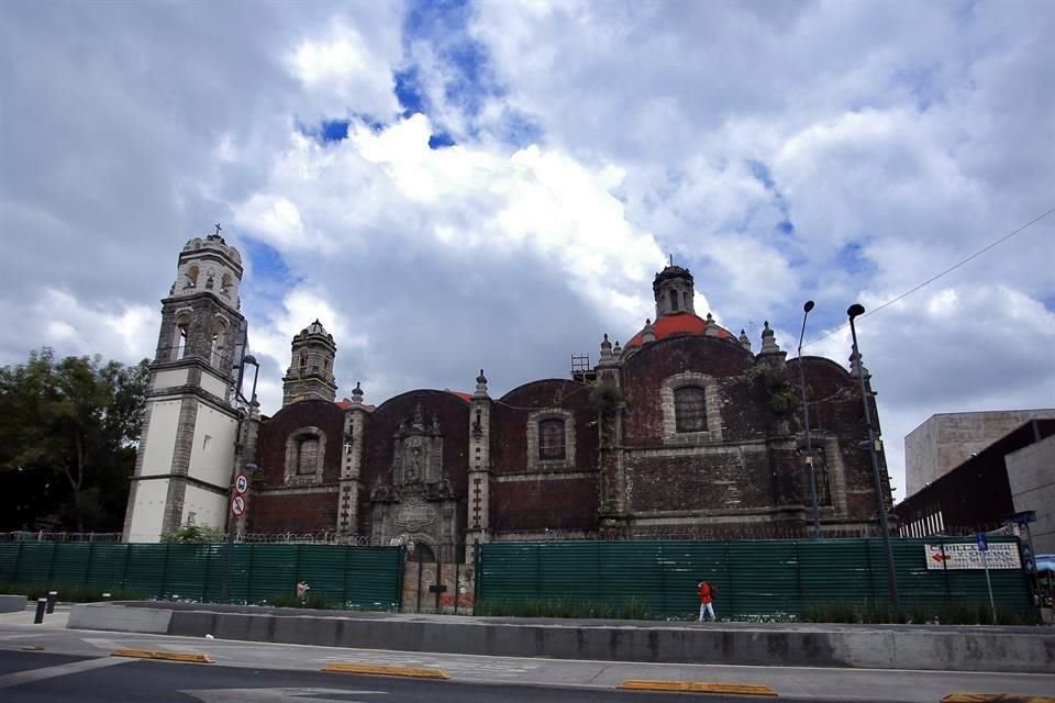 La iglesia de la Santa Veracruz, en la colonia Guerrero, muestra avances de rehabilitación en una de sus torres, pero la segunda sigue pendiente.