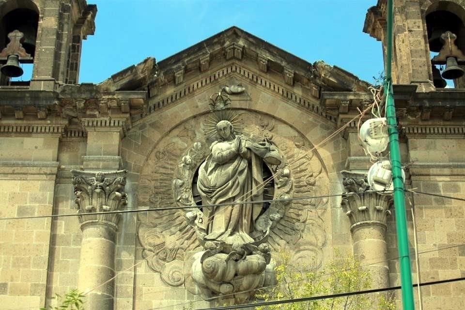 El templo de Nuestra Señora de los Ángeles sigue cerrado; los feligreses asisten a misa en una carpa improvisada.