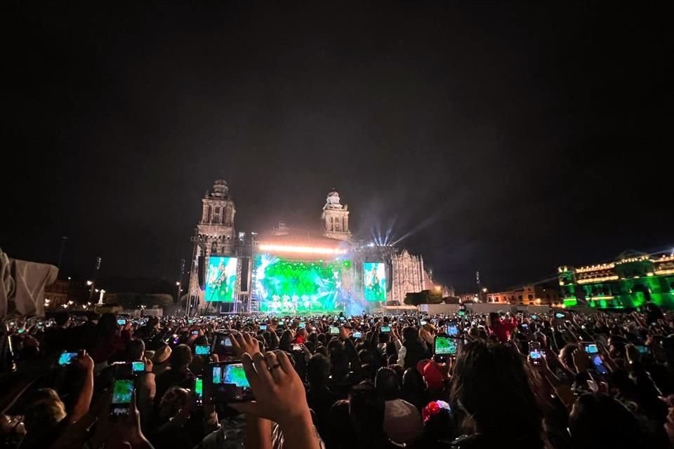 Los Tigres del Norte prendieron el escenario y a los 130 mil asistentes del Zócalo capitalino; arrancaron con 'Jefe de Jefes'.