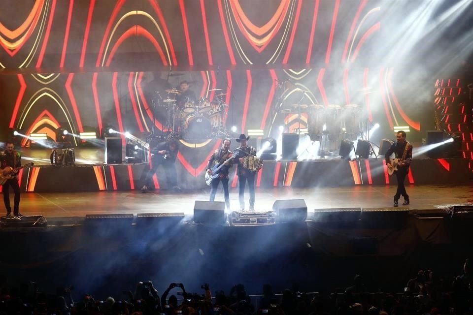 Los Tigres del Norte prendieron el escenario y a los 130 mil asistentes del Zócalo capitalino; arrancaron con 'Jefe de Jefes'.