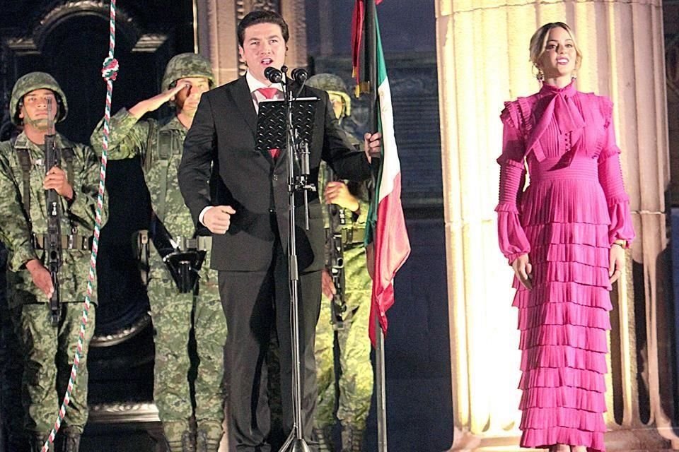 Acompañado de su esposa Mariana Rodríguez, el Gobernador samuel García da su primer Grito de Independencia.