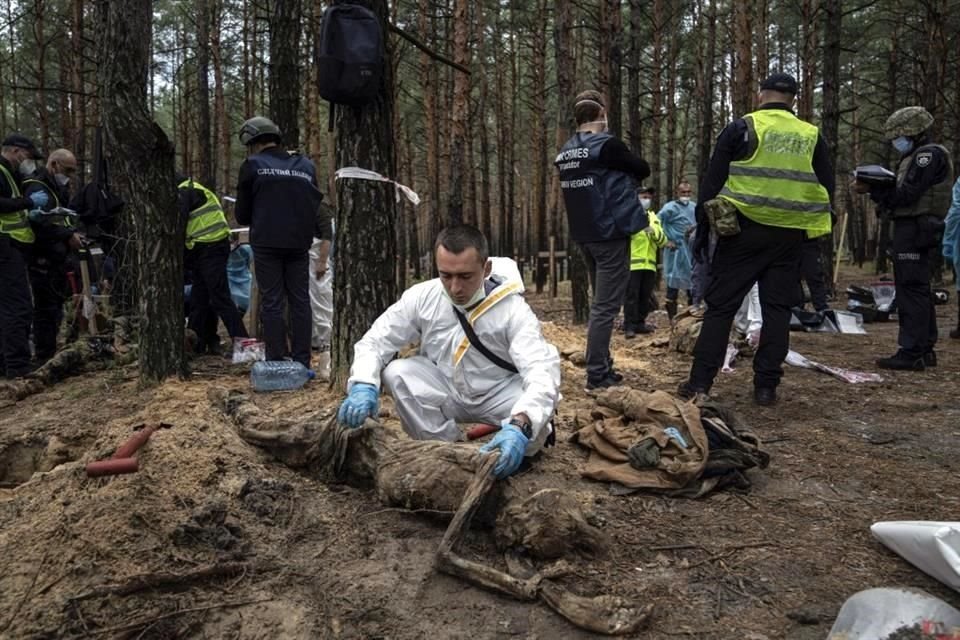 Un día después de hallar 450 tumbas en Izium, ciudad recuperada por Ucrania, las autoridades señalaron que hay signos de tortura en los cuerpos.