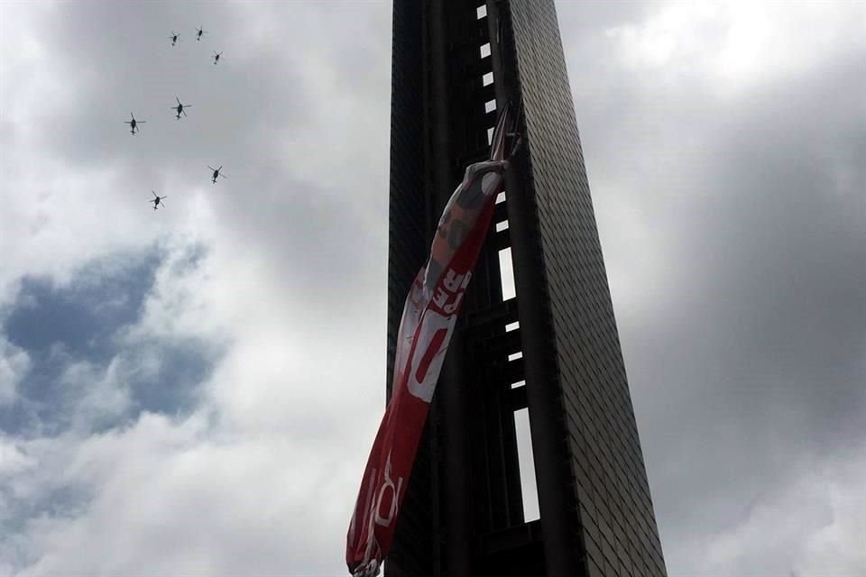 Activistas tardaron 16 horas en colocar la manta contra la militarización.