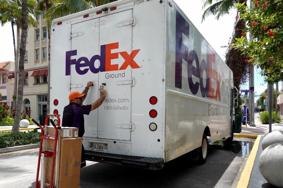 La acción de FedEx llegó a caer hasta más de 24 por ciento en el día.