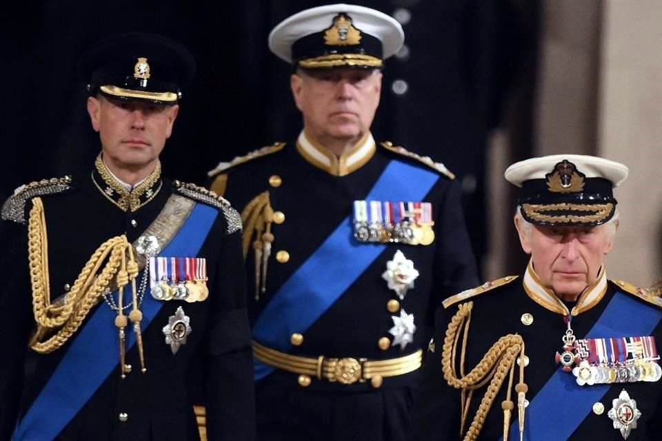 Carlos III y sus hermanos velan el féretro de su madre en Westminster Hall; todos vistes trajes militares.