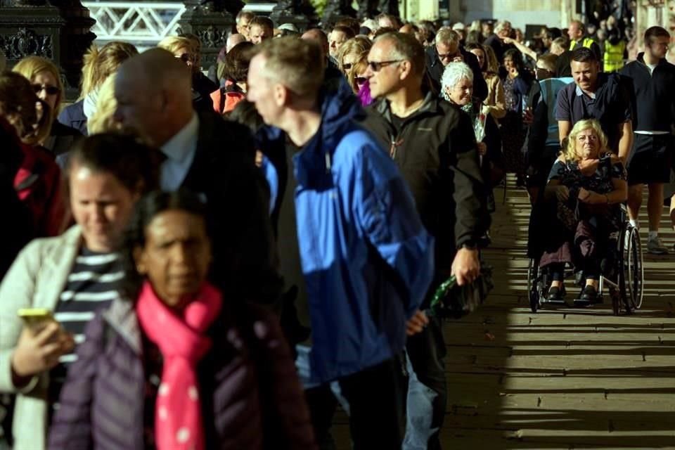 Miles de personas se encuentran formadas en una fila de 8 kilómetros, con una espera estimada de 24 horas, para decirle adiós a la Reina Isabel, quien es velada esta noche por sus hijos.