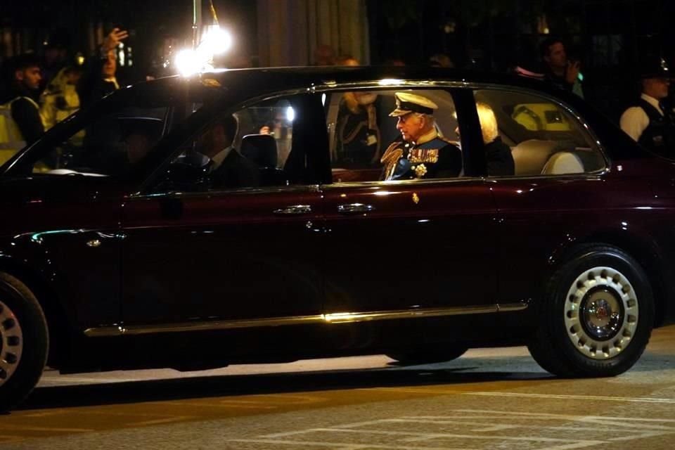 El Rey Carlos III llegó acompañado de la reina corsorte.