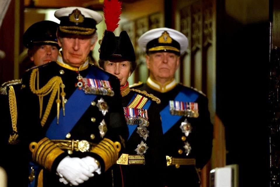 Carlos, Ana, Eduardo y Andrés vistieron trajes militares con sus insignias para una nueva vigilia al lado del féretro de Isabel II.