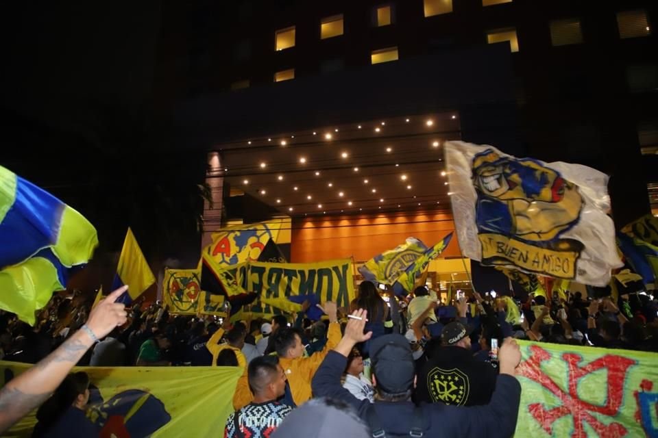 Cientos de aficionados del América apoyaron a su equipo la noche del viernes.