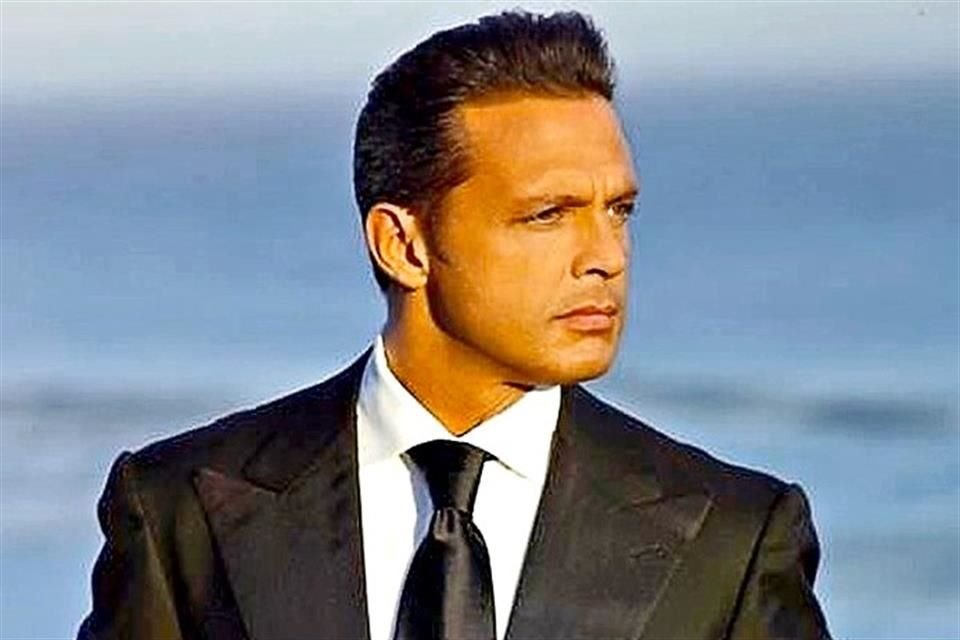 Luis Miguel fue visto cerca de Marbella junto con la diseñadora Paloma Cueva, quien se rumora es la nueva pareja del cantante.