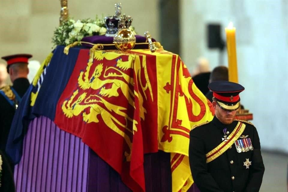 Enrique tomó su lugar al lado del ataúd de su abuela Isabel II.