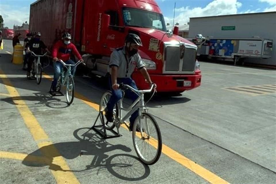 La Biciescuela instruyó a 46 operadores mediante clases de sensibilización sobre seguridad vial, convivencia con ciclistas, peatones y el Reglamento de Tránsito.