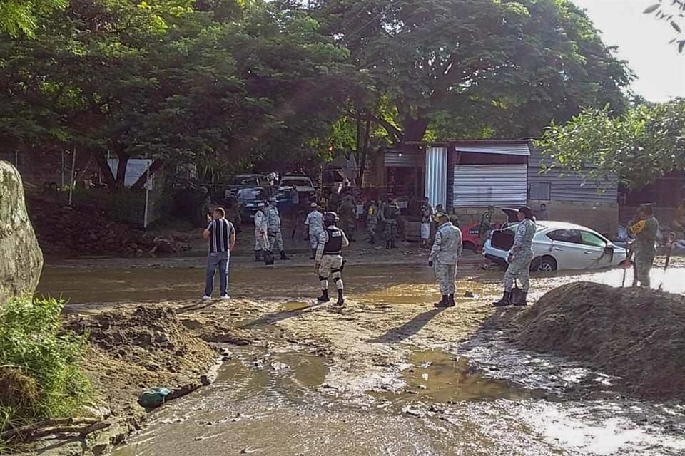 Autos arrastrados por la corriente y cauces desbordados ha dejado la tormenta tropical 'Léster' en la Playa Sayulita, en Nayarit.