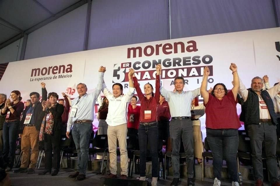 Claudia Sheinbaum fue aclamada en Congreso de Morena, funcionarios recibieron muestras de cariño, pero fueron opacados por gritos a favor de la Jefa de Gobierno.