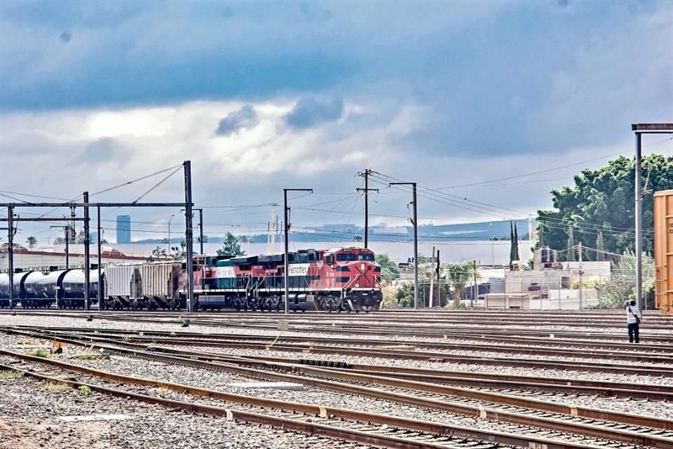 Entre las primeras acciones de su mandato, Carlos Salinas de Gortari inauguró simbólicamente lo que serían las obras del tren eléctrico.