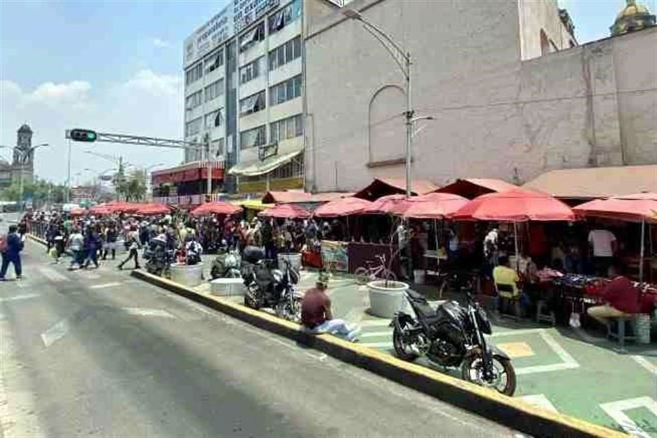 El aumento de motocicletas se ha registrado en las calles de la Ciudad, donde cada vez se ven más vehículos estacionados en banquetas.