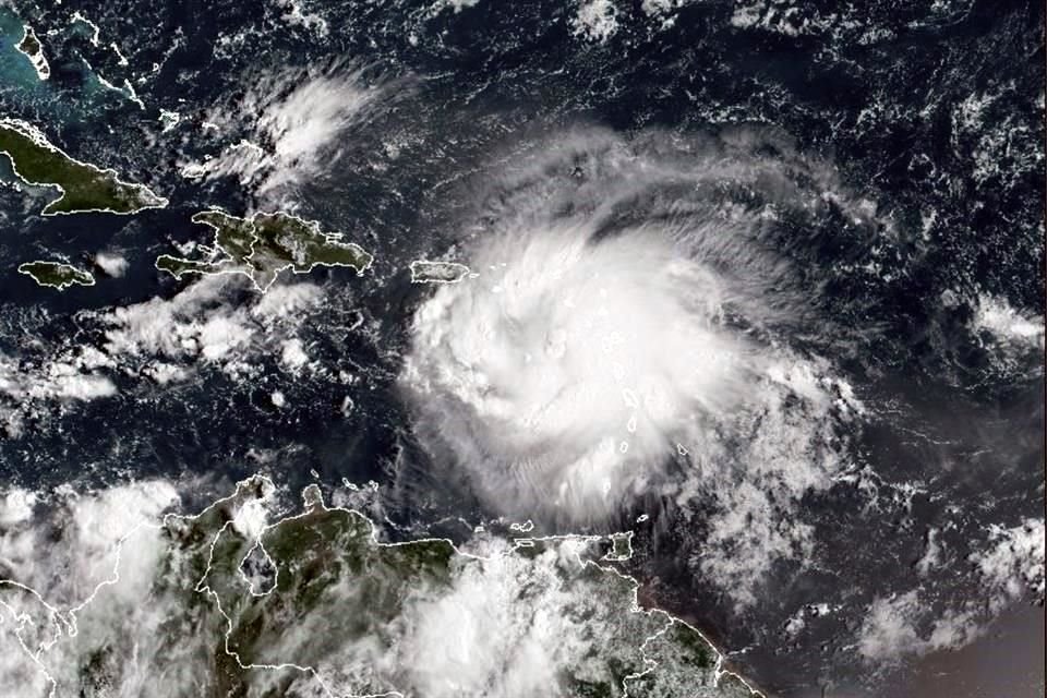 'Fiona' se transformó en huracán esta mañana de domingo, mientras se acerca al sur de Puerto Rico.