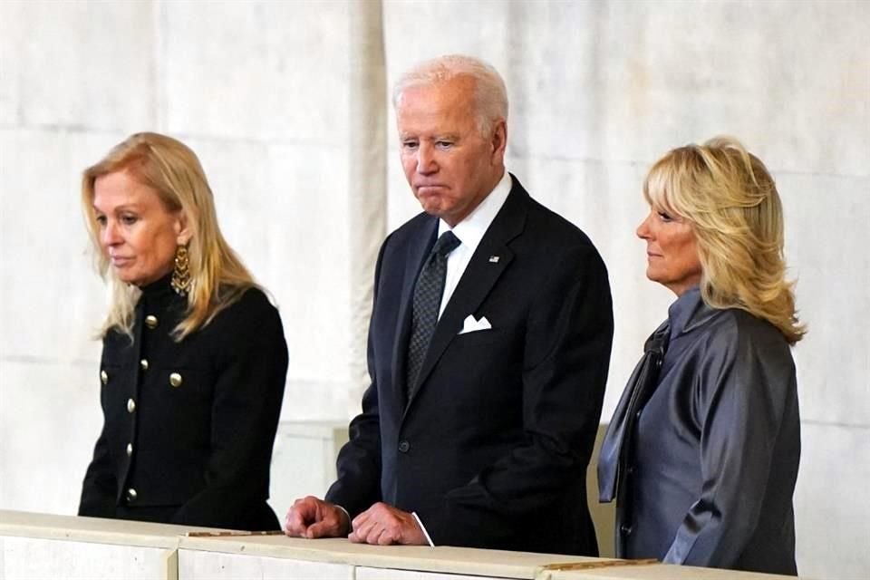 Joe Biden y su esposa Jill en Westminster Hall ante el féretro de la Reina Isabel II.