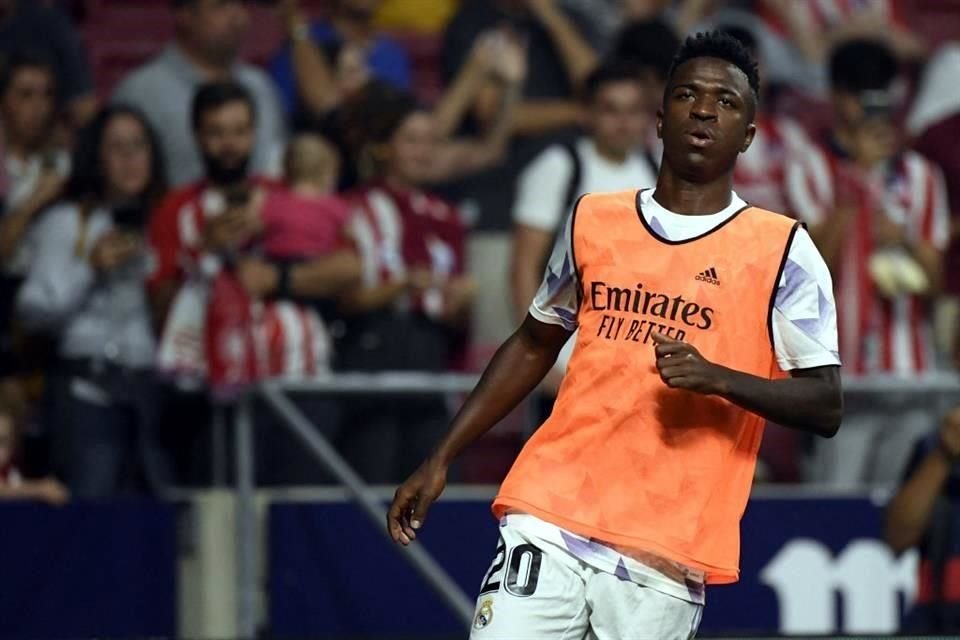 Vinicius Junior alistándose para el derbi madrileño en el Wanda Metropolitano.