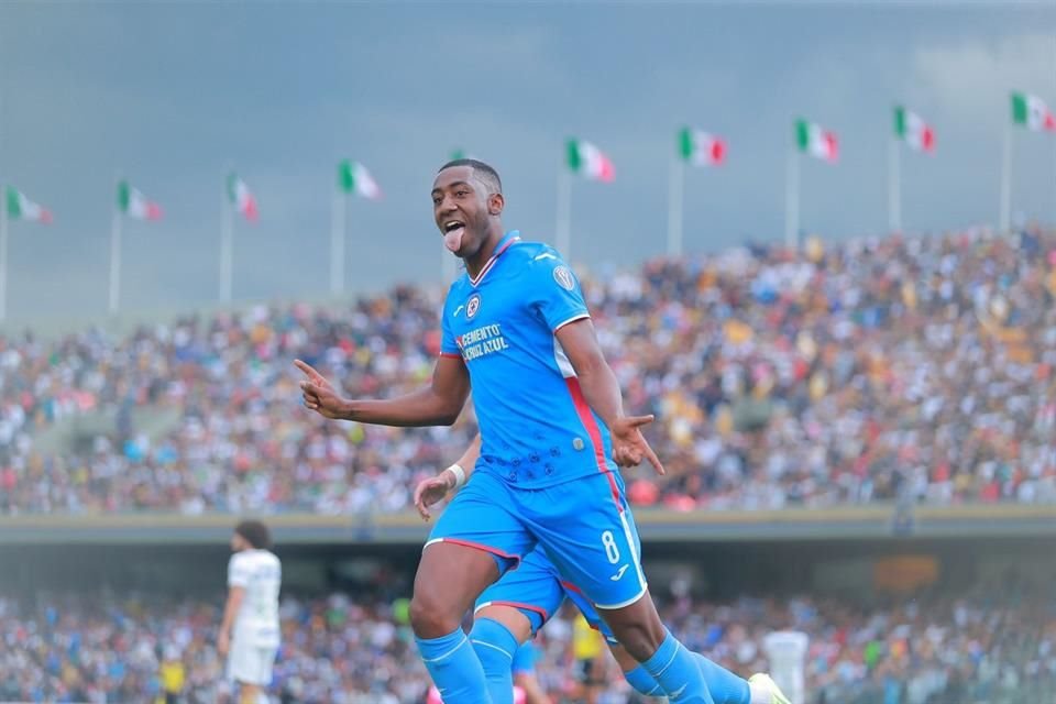 Gonzalo Carneiro festeja su gol ante un Olímpico Universitario en silencio.