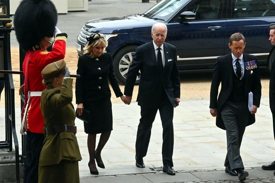 El Presidente Joe Biden y su esposa Jill llegan a la Abadía de Westminster esta mañana.