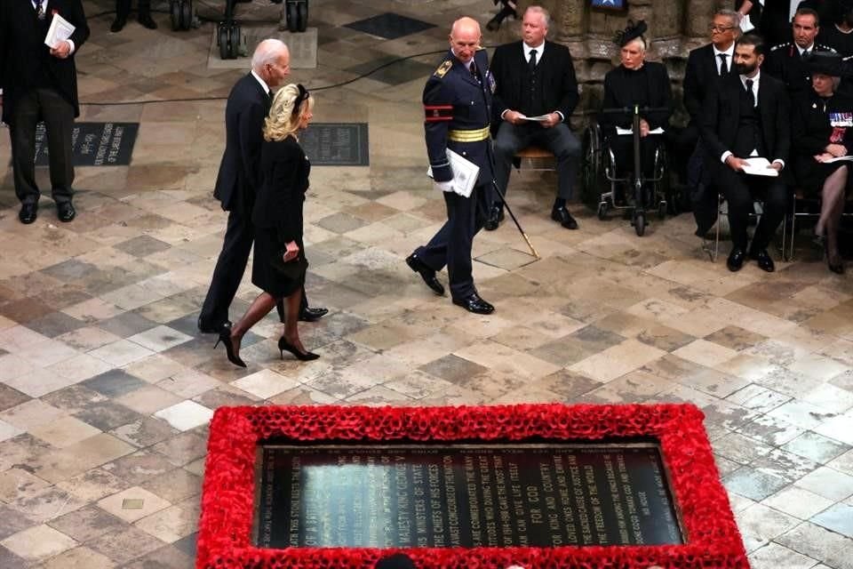 Joe Biden y Jill Biden caminan hacia su lugar en la Abadía de Westminster.