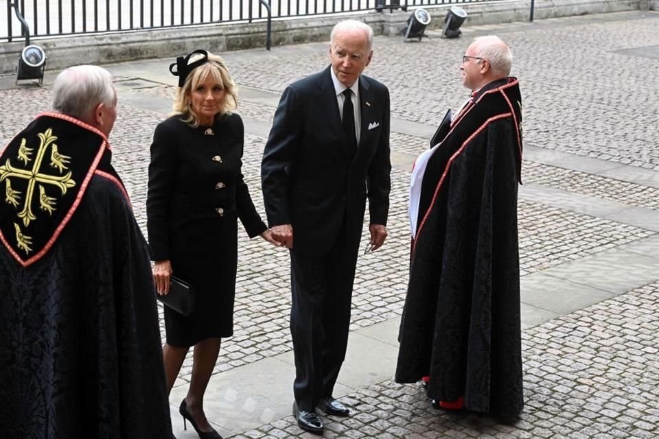 Joe Biden y Jill Biden llegan a la Abadía de Westminster.