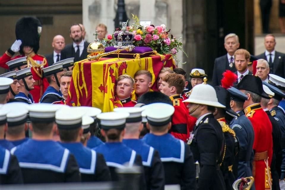 El ataúd de la Reina Isabel II fue llevado en procesión desde el Westminster Hall, donde había reposado los últimos días, hacia la Abadía de Westminster para su funeral de Estado.