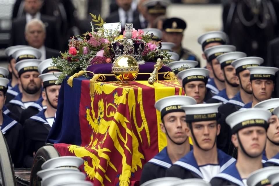 El ataúd de la Reina Isabel en su camino a la Abadía de Westminster.