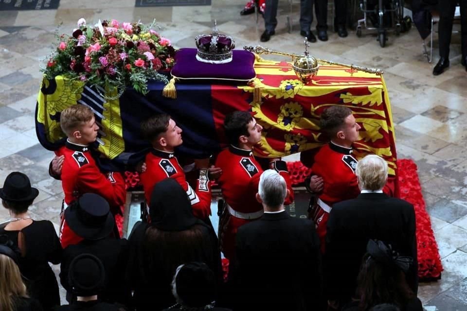 Portadores cargan el ataúd de Isabel hacia el interior de la Abadía de Westminster.