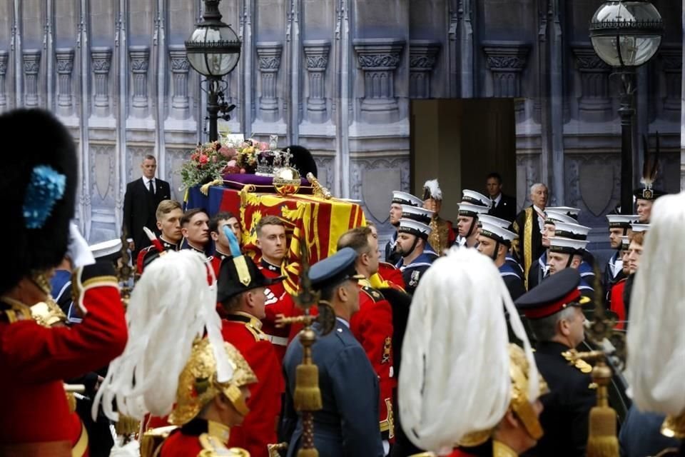El ataúd de la Reina avanza en el interior de la Abadía de Westminster.