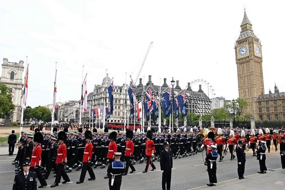 La procesión del ataúd de la Reina Isabel avanza por las calles de Londres.