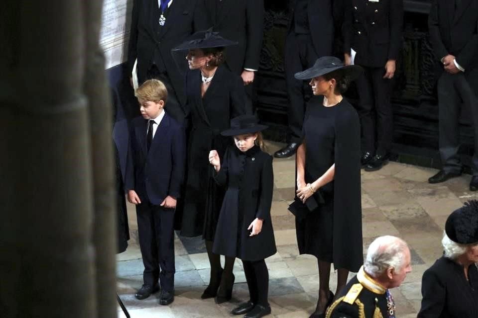  Los Príncipes Jorge y Carlota aparecieron por primera vez en el funeral de su bisabuela.