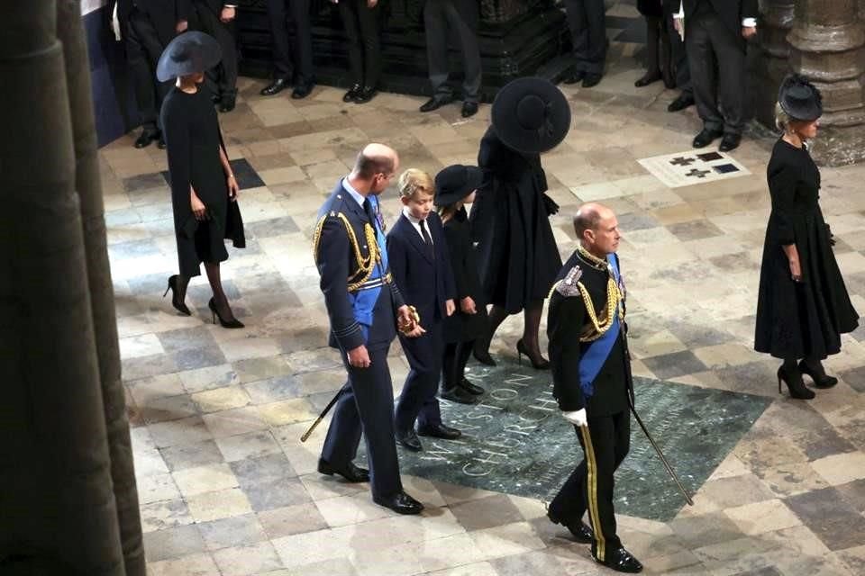 El Príncipe Guillermo tomó de la mano a sus hijos para caminar en el cortejo.